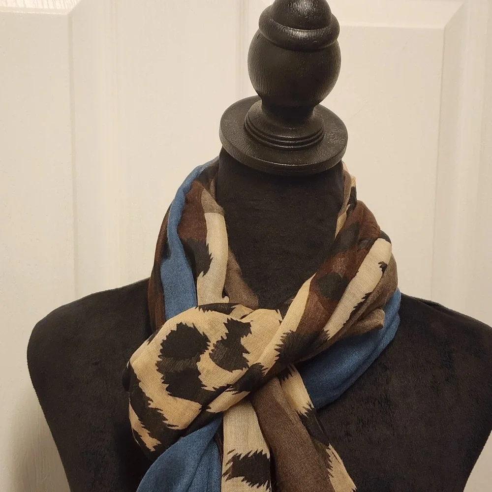 Shawl/Scarf In Animal Print/Blue /Taupe 36